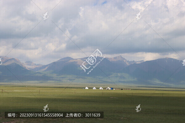 草原雪山