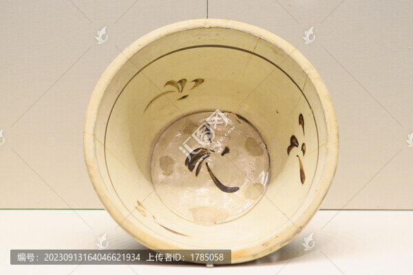 磁州窯白地褐彩盆
