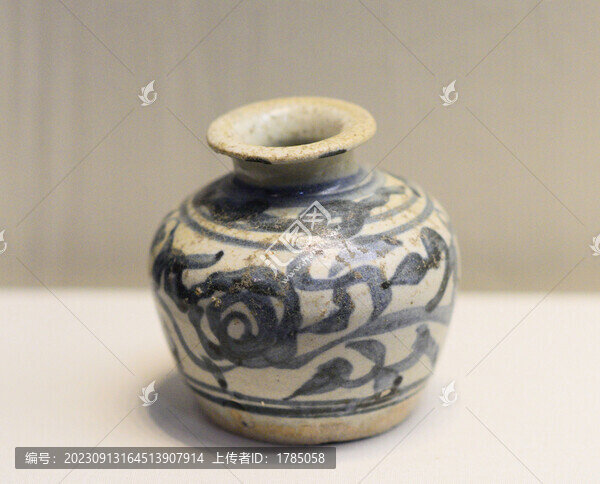 青花纏枝花卉紋小罐