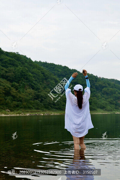 站在河里的女人