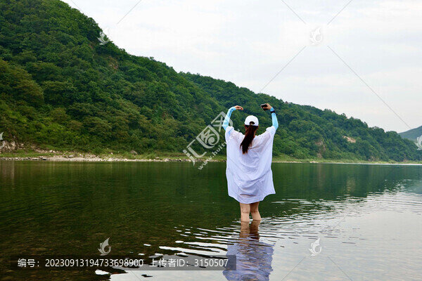 站在河里的女人