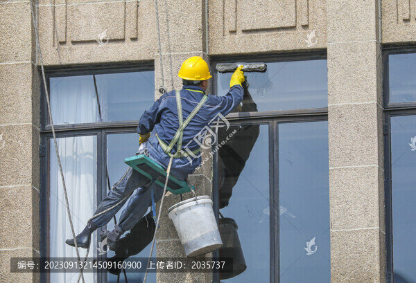 工作中的大樓外墻窗戶清洗工