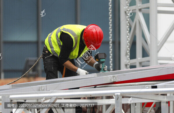 在建筑工地工作的工人