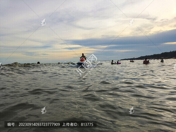 海浪潮涌
