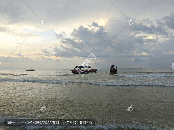 海面上三三兩兩漁船