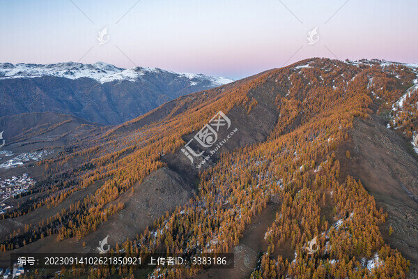 航拍新疆喀納斯風(fēng)景區(qū)禾木村莊