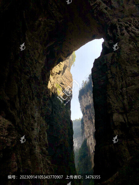 奇特山洞