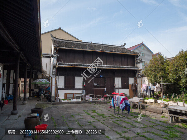 石板鋪地的院落