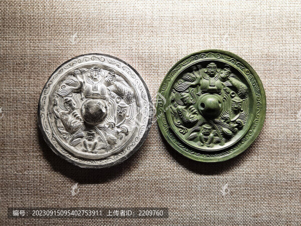 環(huán)列式神人神獸紋鏡
