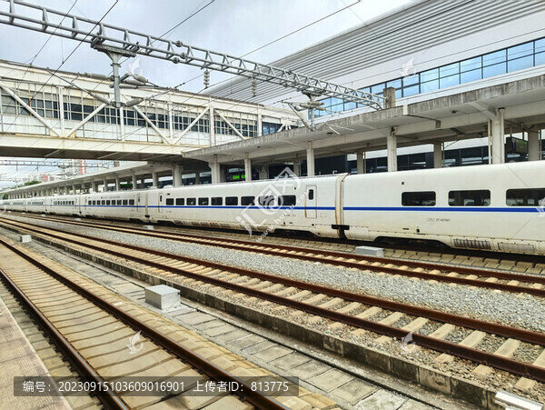 軌道上動(dòng)車(chē)