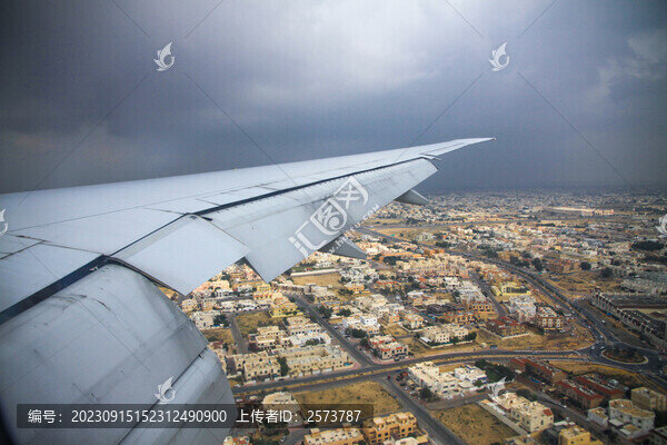 飛機(jī)舷窗外中東城市風(fēng)景