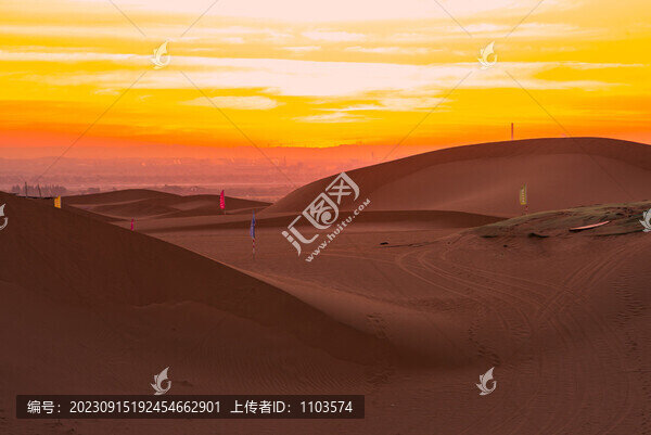 騰格里沙漠的絢麗朝霞