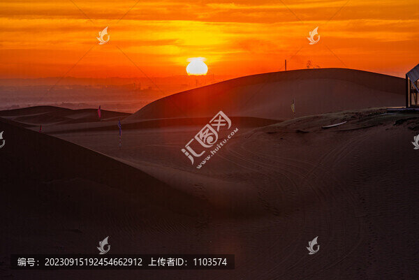 騰格里沙漠的絢麗朝霞