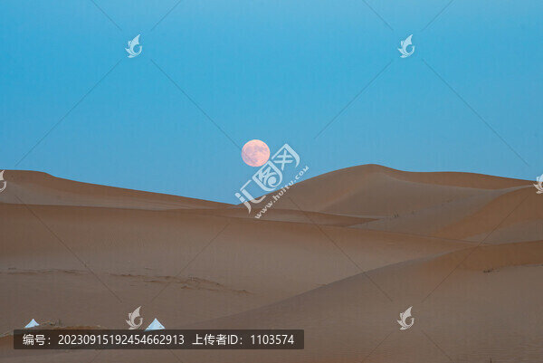 騰格里沙漠月亮升起