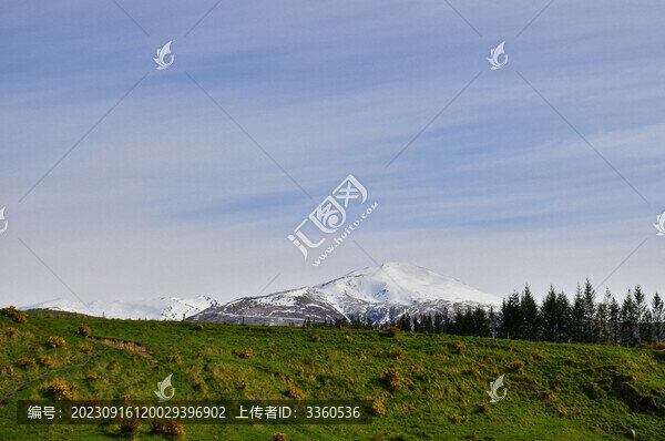 大風(fēng)天藍(lán)天白云下的雪山