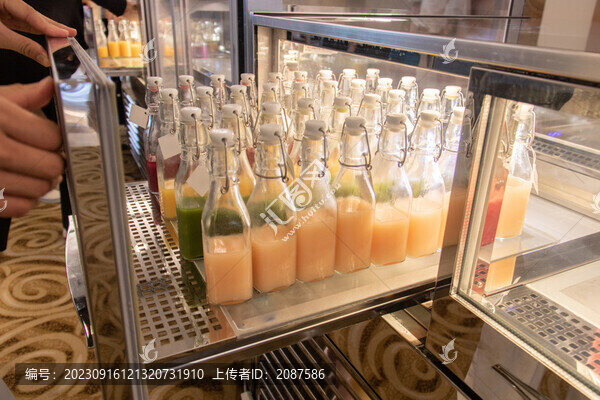 星級(jí)酒店自助餐區(qū)鮮榨果汁陳列