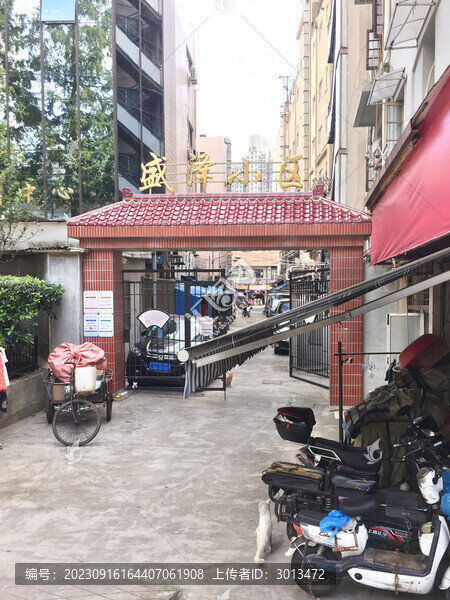 小區(qū)門口