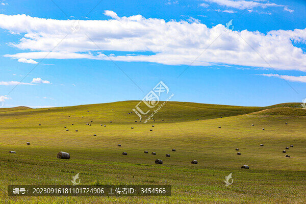 秋天藍天白云草堆
