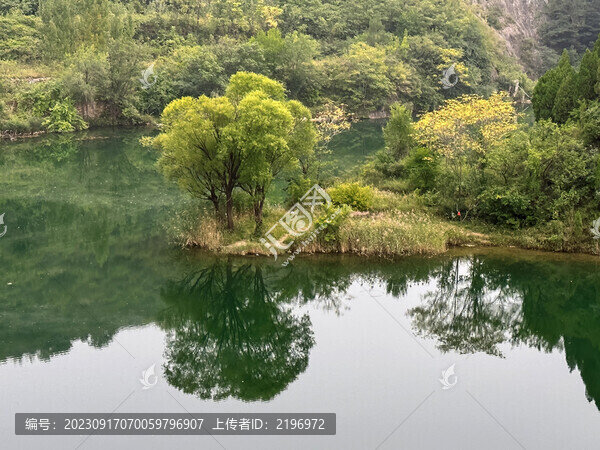 溪流拐彎部風(fēng)景圖