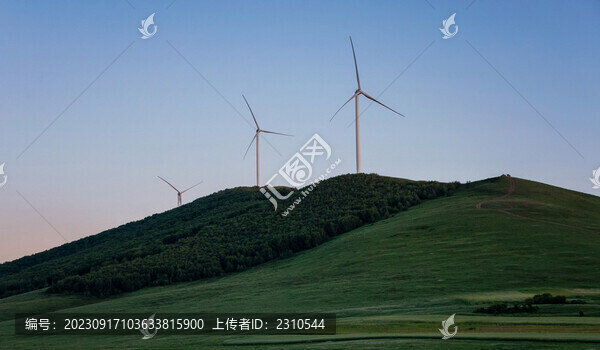 丘陵草原和風(fēng)力發(fā)機(jī)