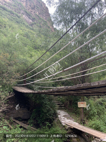 山里的吊橋