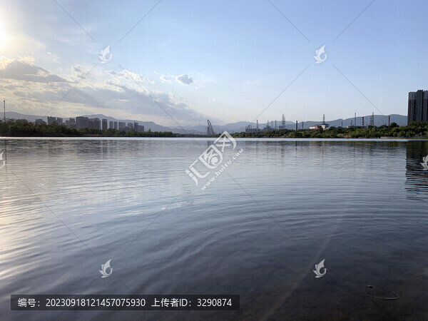 平靜的河水