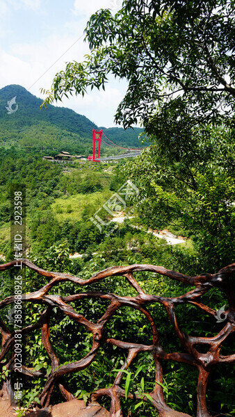 遠看湟川三峽玻璃棧道