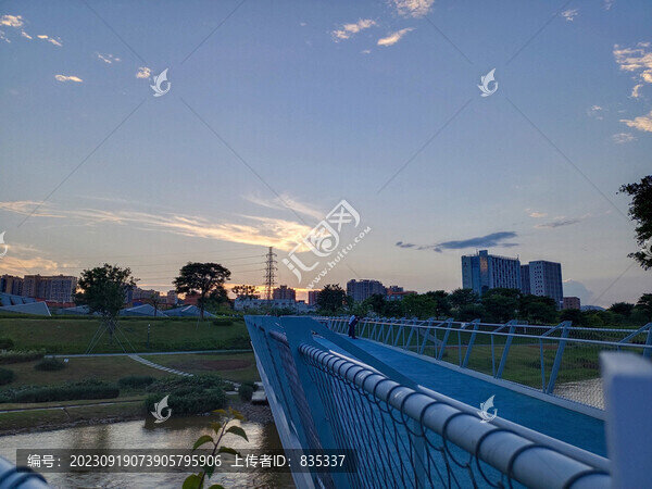 夕陽后的公園