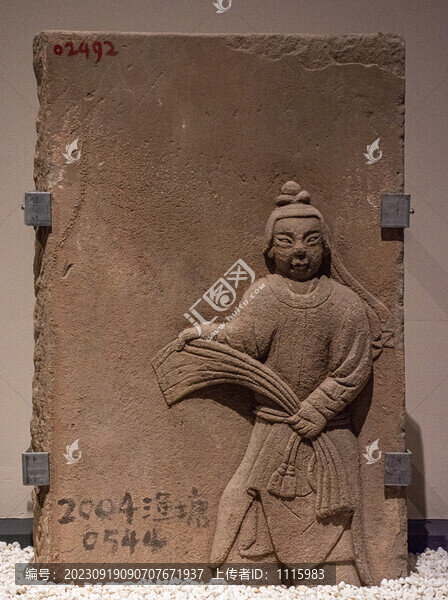 南宋屈膝持巾侍者石刻