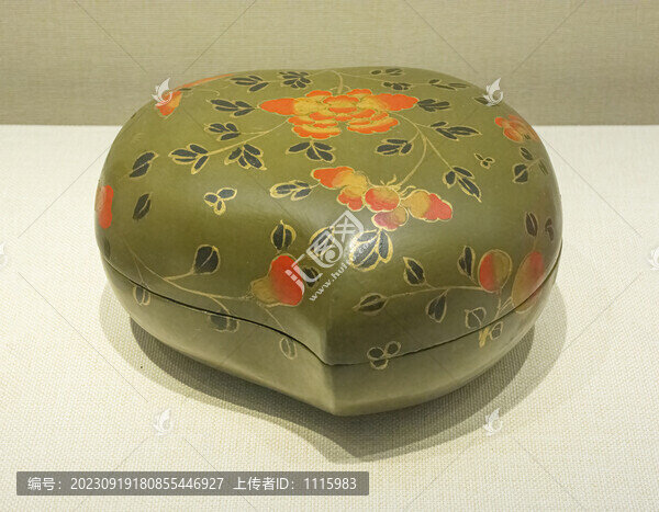 清代彩漆描金三多桃式套盒