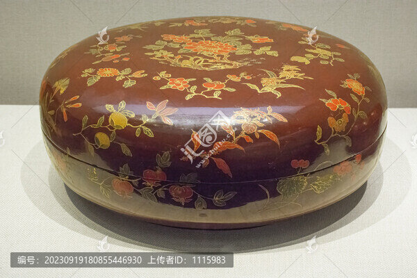 清代彩漆描金折枝花卉圓盒