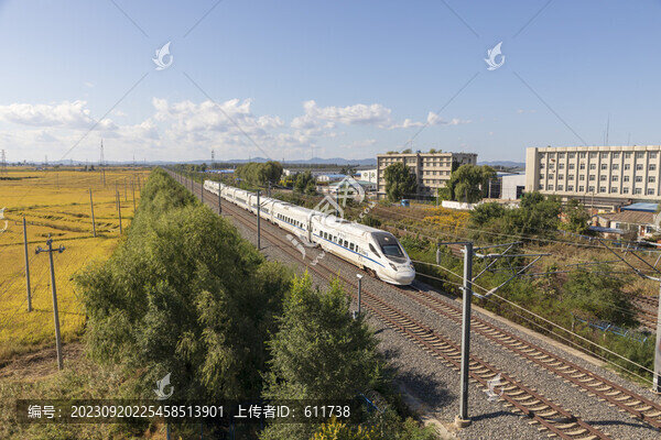 穿梭在吉林豐收時節(jié)的旅客列車