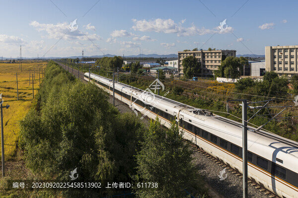 穿梭在吉林豐收時(shí)節(jié)的旅客列車(chē)