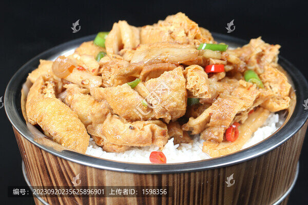 油豆腐炒五花肉木桶飯