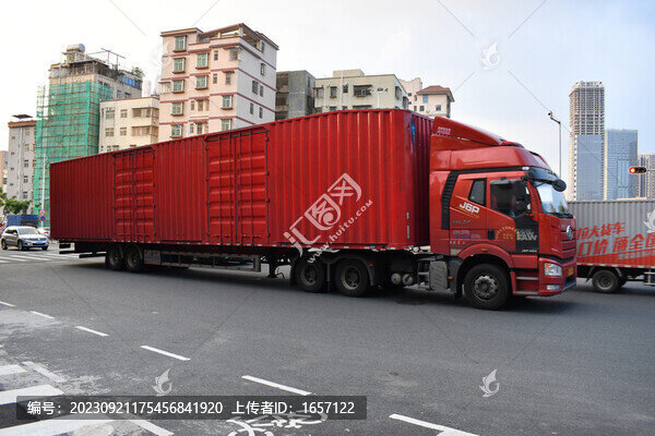 紅色大卡車(chē)在馬路行駛