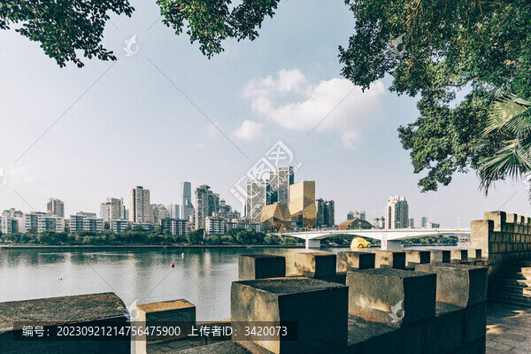 廣西柳州江濱公園與市中心建筑