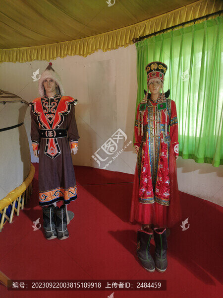 蒙古族男女傳統(tǒng)服飾