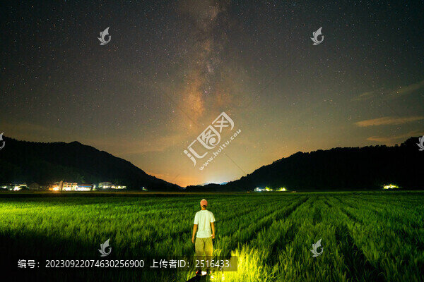 夏天稻田星空銀河美麗風光
