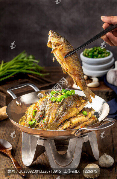 黃燜荷花魚(yú)