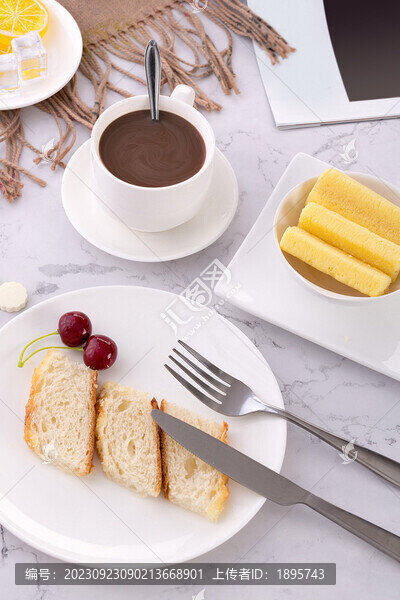 餐桌上的咖啡和面包