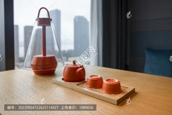 窗邊的茶具