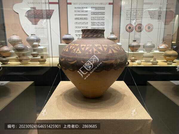 折線圓點紋雙耳彩陶罐