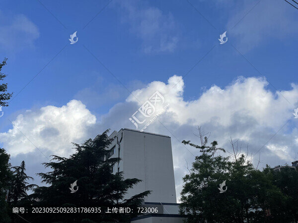 藍(lán)天白云