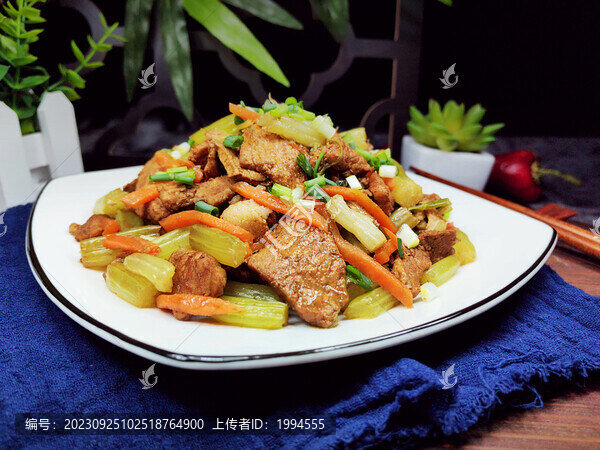 西芹胡蘿卜絲炒肉片