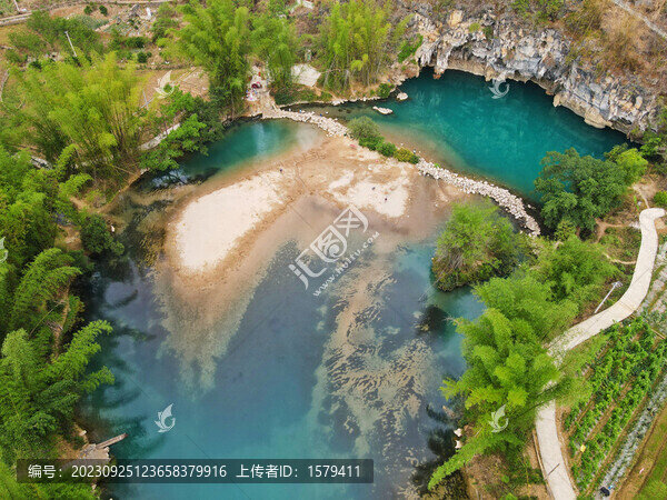 藍(lán)寶石透徹地下水