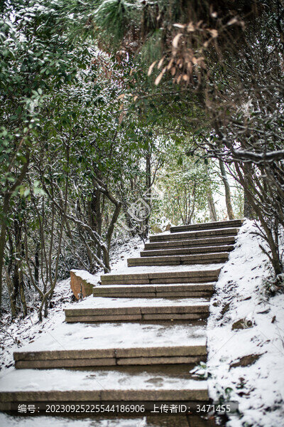 大陽山秦余積雪