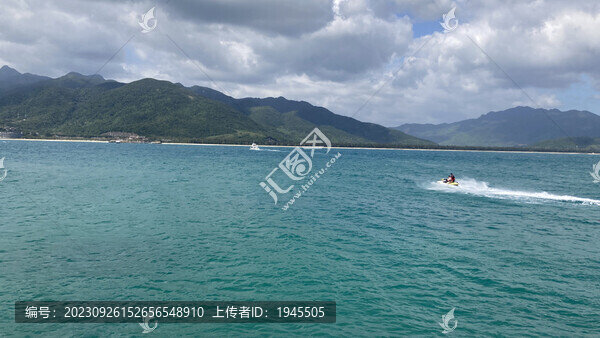 三亞海邊藍天白云