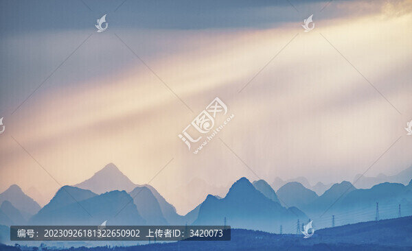 柳州市陽光下的喀斯特地貌山峰