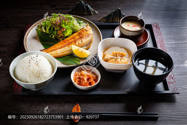 鹽烤鯖魚(yú)定食