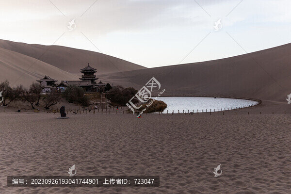 鳴沙山月牙泉